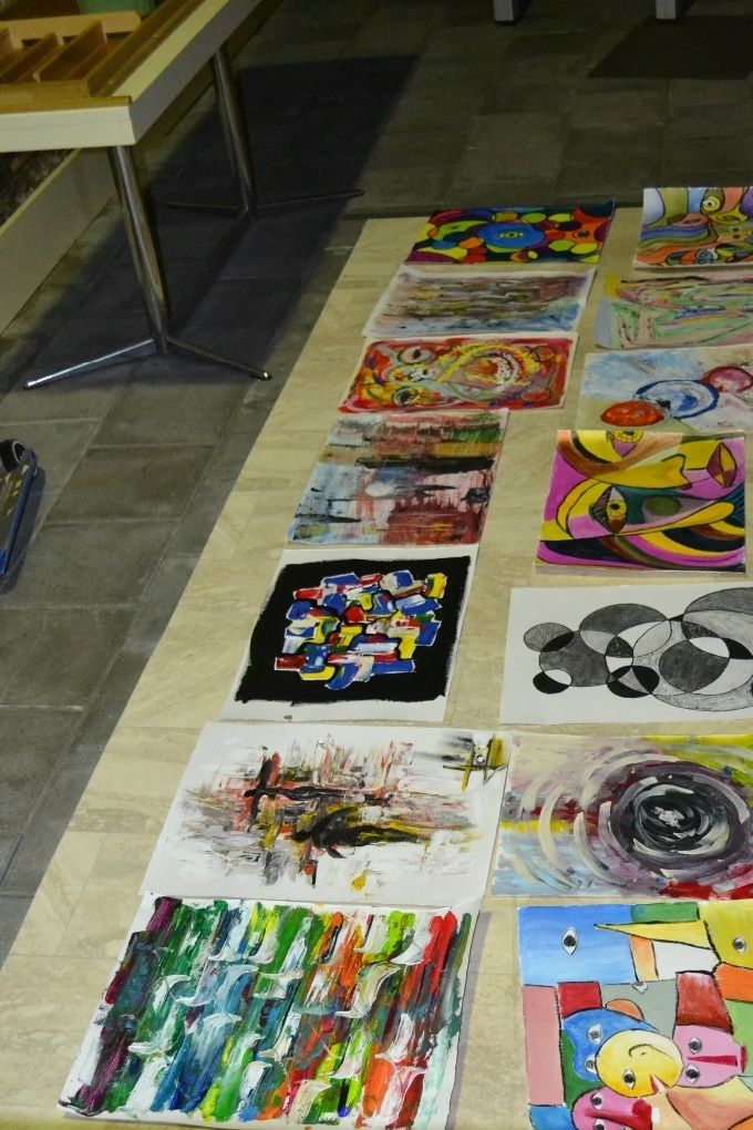 De opdracht vrijdagavond was: 'maak een abstract schilderij'