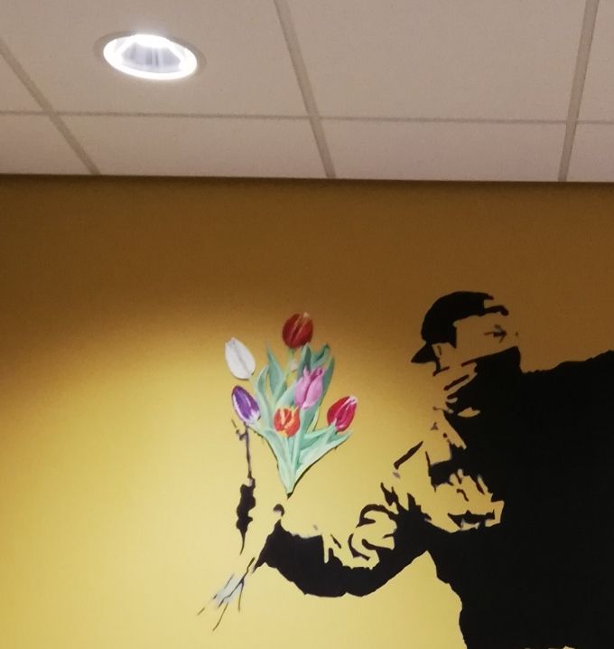 Banksy by inge  1.50 bij 2.0 meter in acryl op een muur.